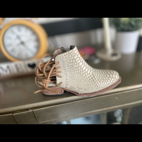 It has some peeling on the side look at the pictures - Picture 3 of 7